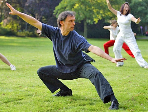 Tai Chi Practitioner Really Slowly Dislocates Knee