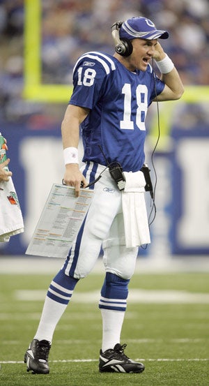 Peyton Manning Shows His Backup Proper Way To Hold Clipboard