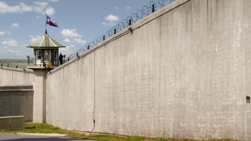 Texas Constructs U.S. Border Wall To Keep Out Unwanted Americans