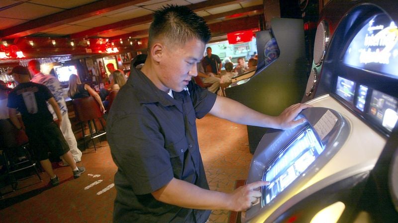 Report: Guy Just Put 10 Bucks In Jukebox