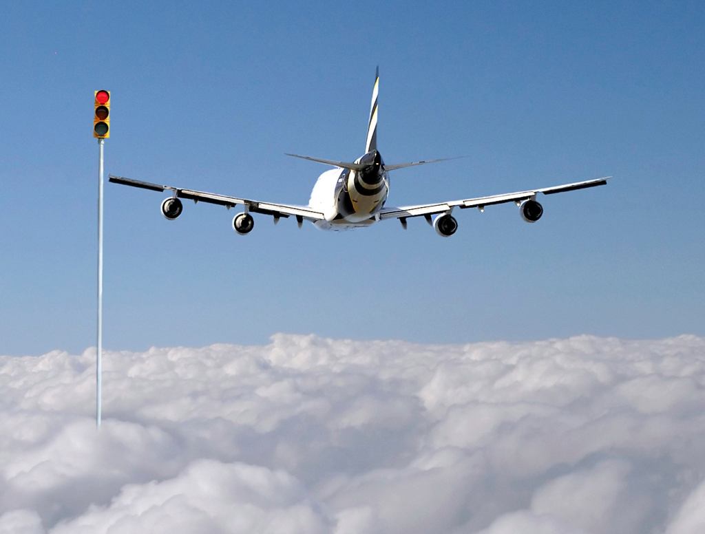 FAA Installs 36,000-Foot-Tall Air Traffic Lights