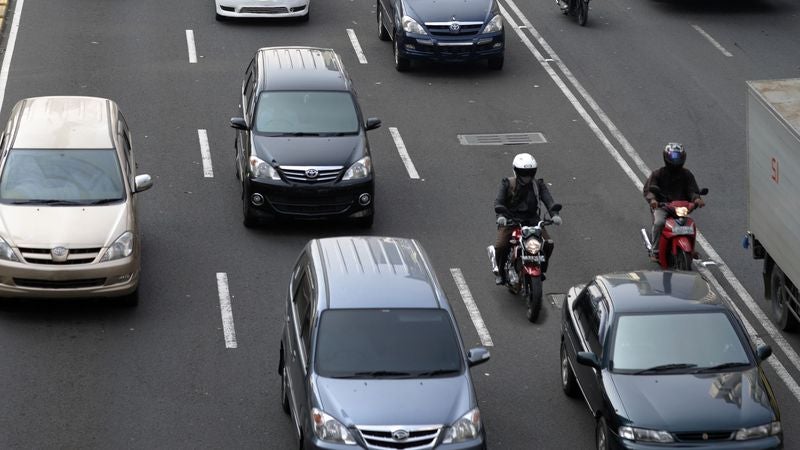 Motorcyclists Riding 2-Wide In Lane Right Next To You Probably Know What They’re Doing