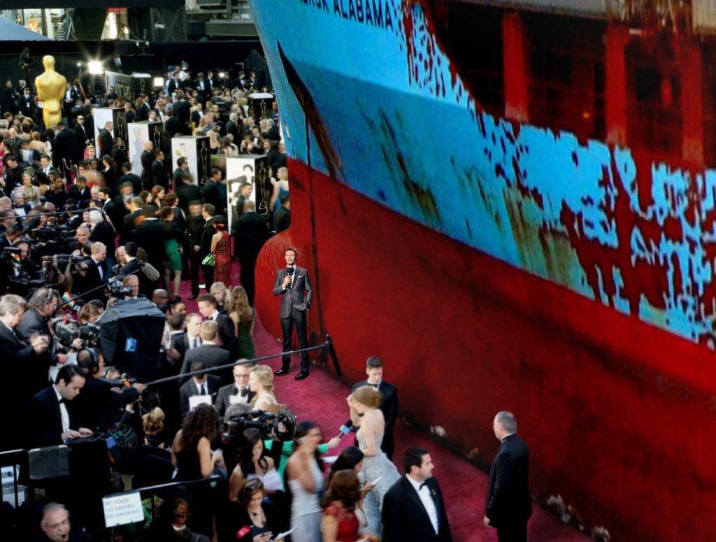 Ryan Seacrest Catches Up With ‘Captain Phillips’ Star Maersk Alabama On Red Carpet