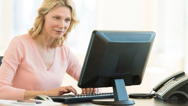 Busy Woman Keeps Best-Dressed Oscar Slideshow Tab Open To Be Savored As Sumptuous Feast At Her Leisure