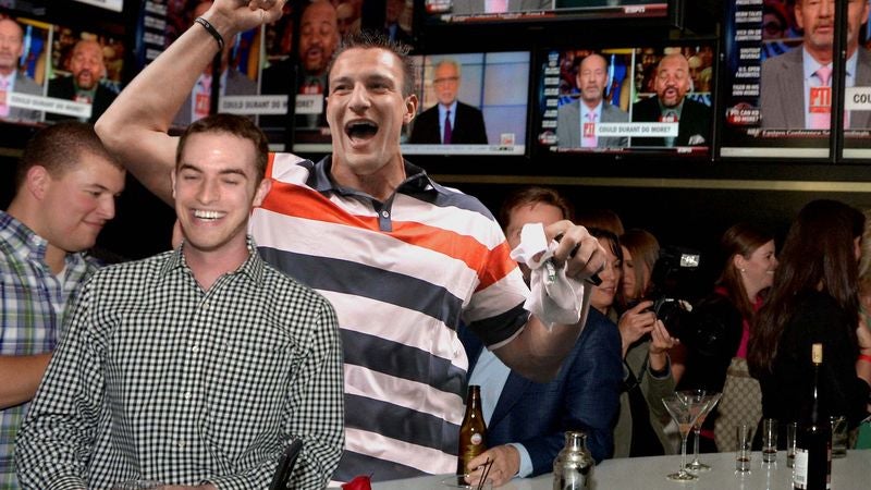 Bar Patron Can’t Believe He’s Partying With Rob Gronkowski 15 Minutes Before Kickoff