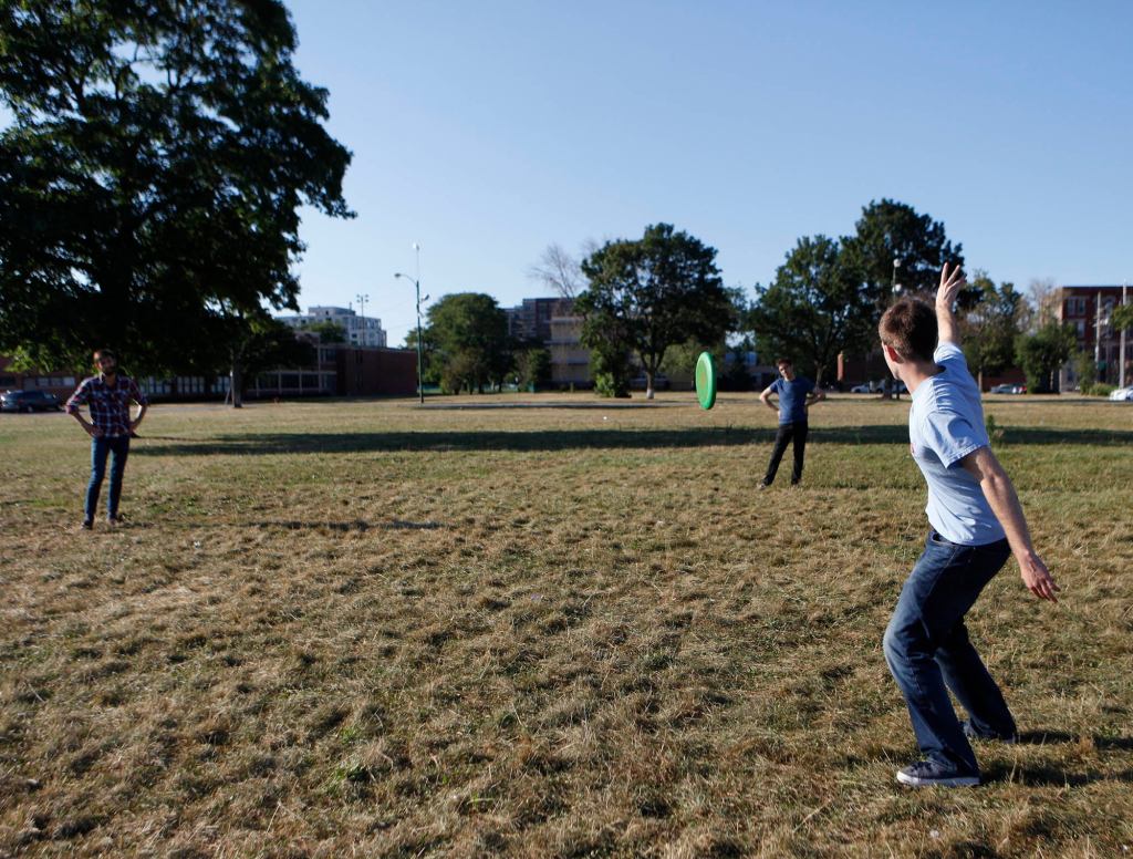 Report: One Guy Really Fucking Up 4-Way Frisbee Circle