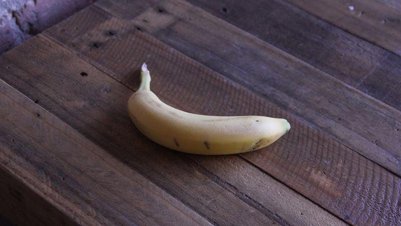 Report: Bananas Still Most Popular Fruit For Pretending To Receive Phone Call