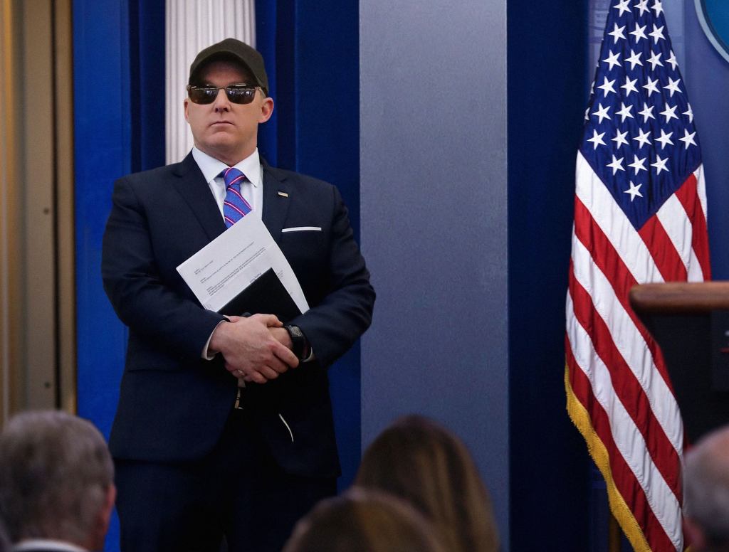 Sean Spicer Walking Around White House In Sunglasses And Baseball Cap To Avoid Press