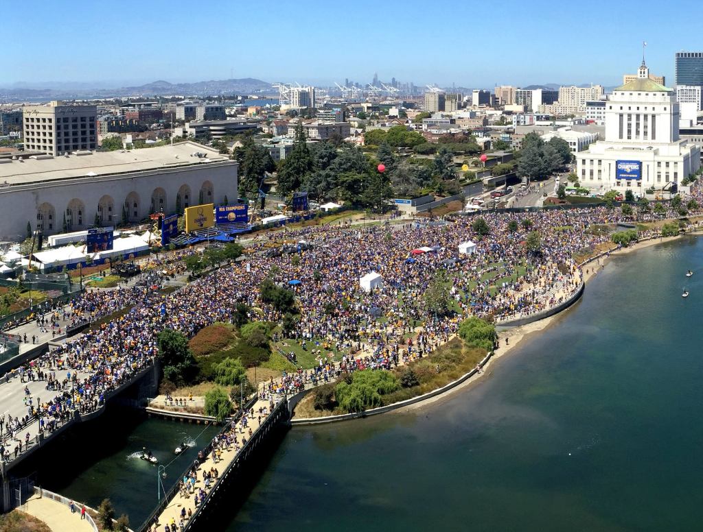 Kevin Durant Cuts Through 400,000-Strong Parade Crowd For Easy Layup