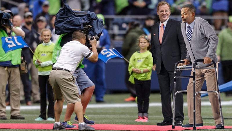 NFL Pregame Ceremony Honors Retired 52-Year-Old Cornerback As Oldest Living Former Player