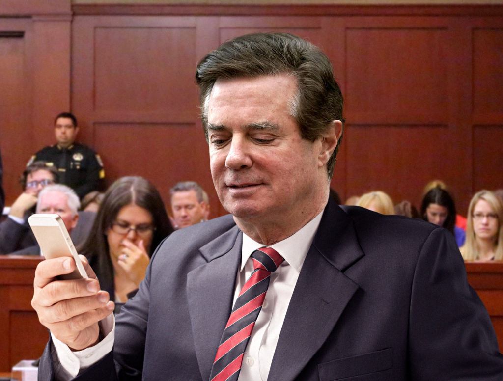 Manafort Clearly Attempting To Send Judge Encrypted WhatsApp Messages While Waiting In Courtroom