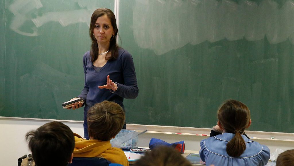 Underprepared Second-Grade Teacher Really Leaning On Class’s Slow Readers To Eat Up Some Clock