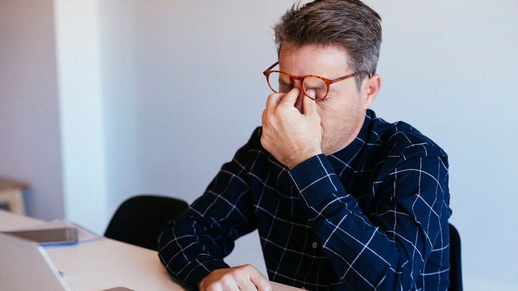 ‘How Can They Expect Me To Focus Today?’ Asks Man Putting In Usual Half-Assed Effort At Work