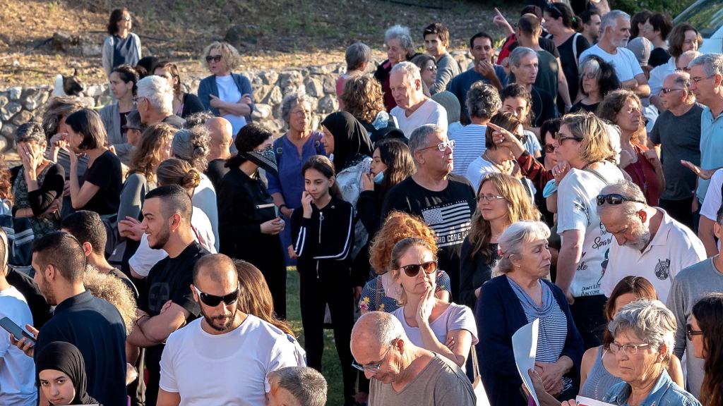 Americans Who Still Haven’t Made Up Their Mind Gather In Massive Demonstration To Express Ambivalence