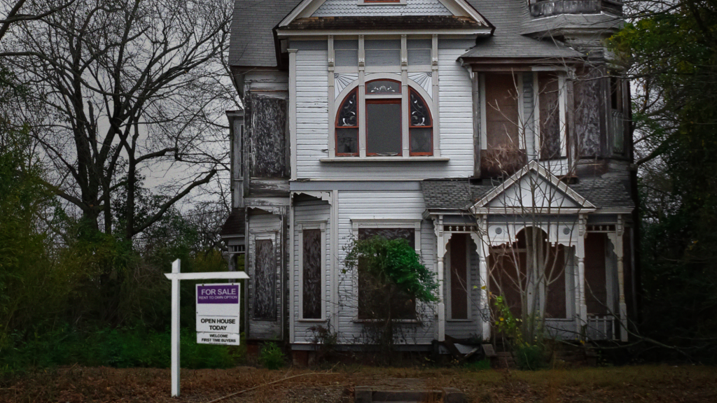 Realtor Suggests Old Victorian House Perfect Place To Murder Family