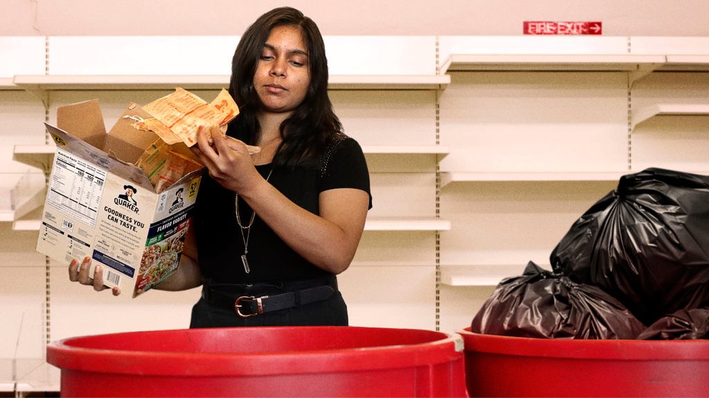 Woman Throws Away All The Food In Grocery Store So She Won’t Be Tempted