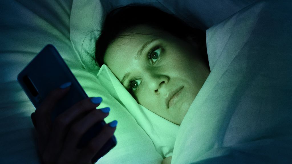 Insomnia Experts Unanimously Recommend Giving Up And Scrolling ‘The Onion’ Until Daybreak