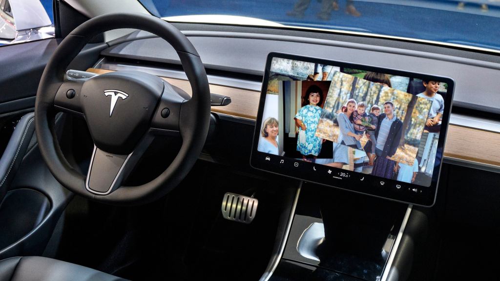 New Tesla ‘Memories’ Feature Displays Pictures From Driver’s Life On Dashboard Before Car Explodes