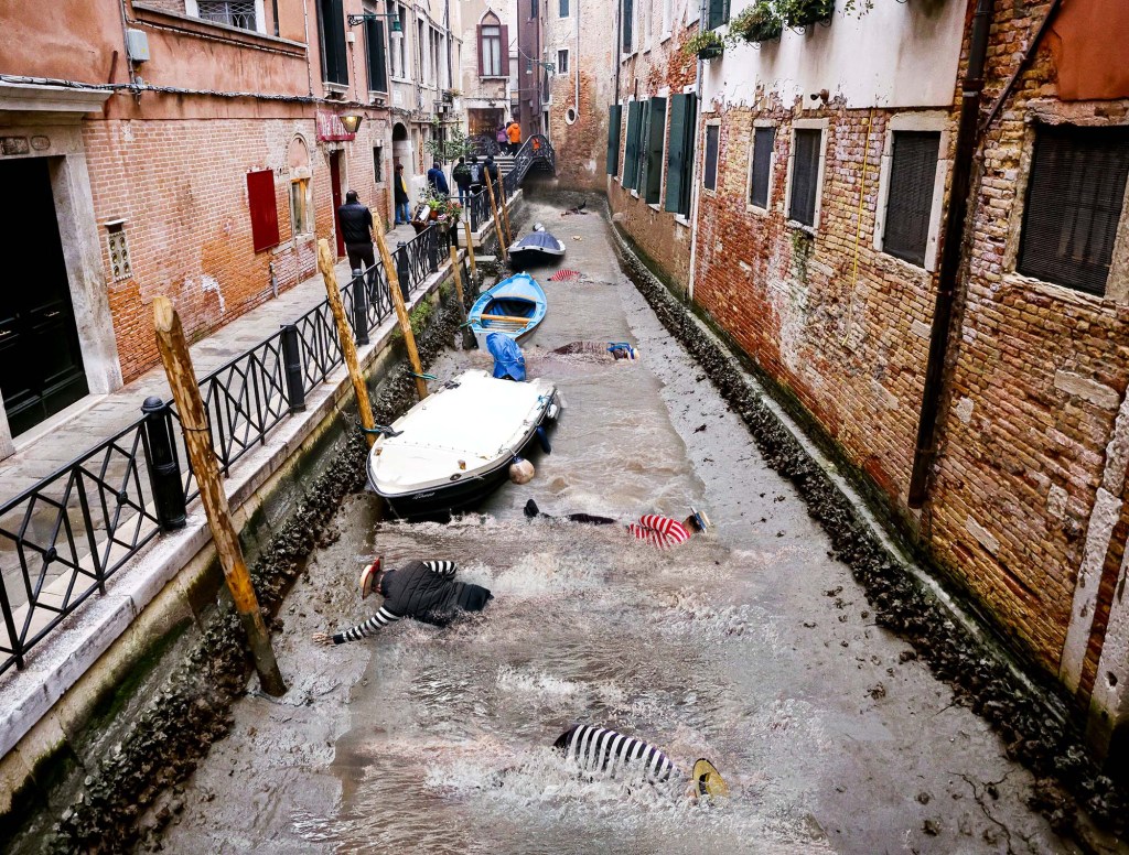 Gondoliers Gasp, Flop Uncontrollably After Venice Canals Drained From Drought