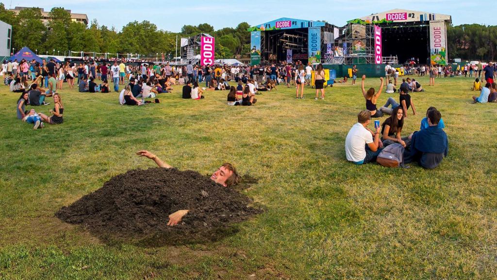 Clever Fan Sneaks Into Music Festival By Burying Self In Dirt There Week Before