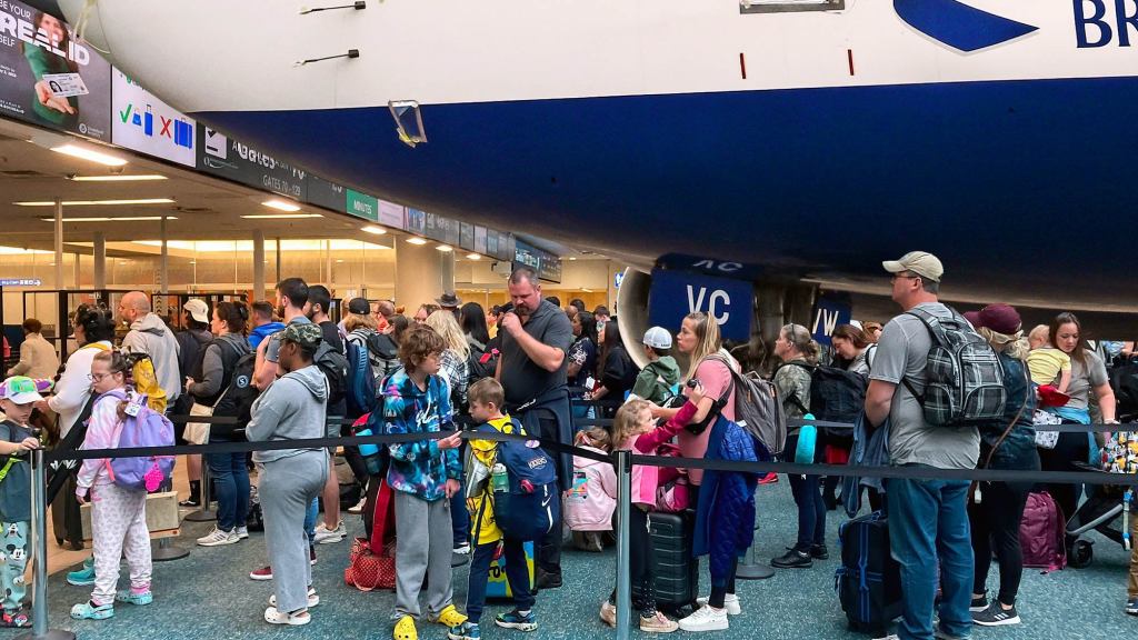 Helpful Passengers In TSA Line Let Airplane Running Late For Flight Cut To Front