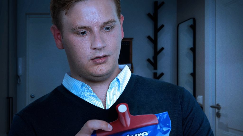 Embarrassed Man Kills Mood Struggling To Unclasp Date’s Chip Clip