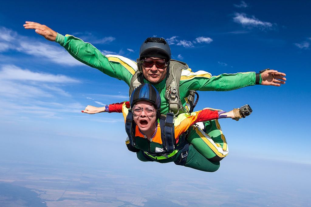 Skydiving Instructor Not Opening Parachute Until You Change Tone